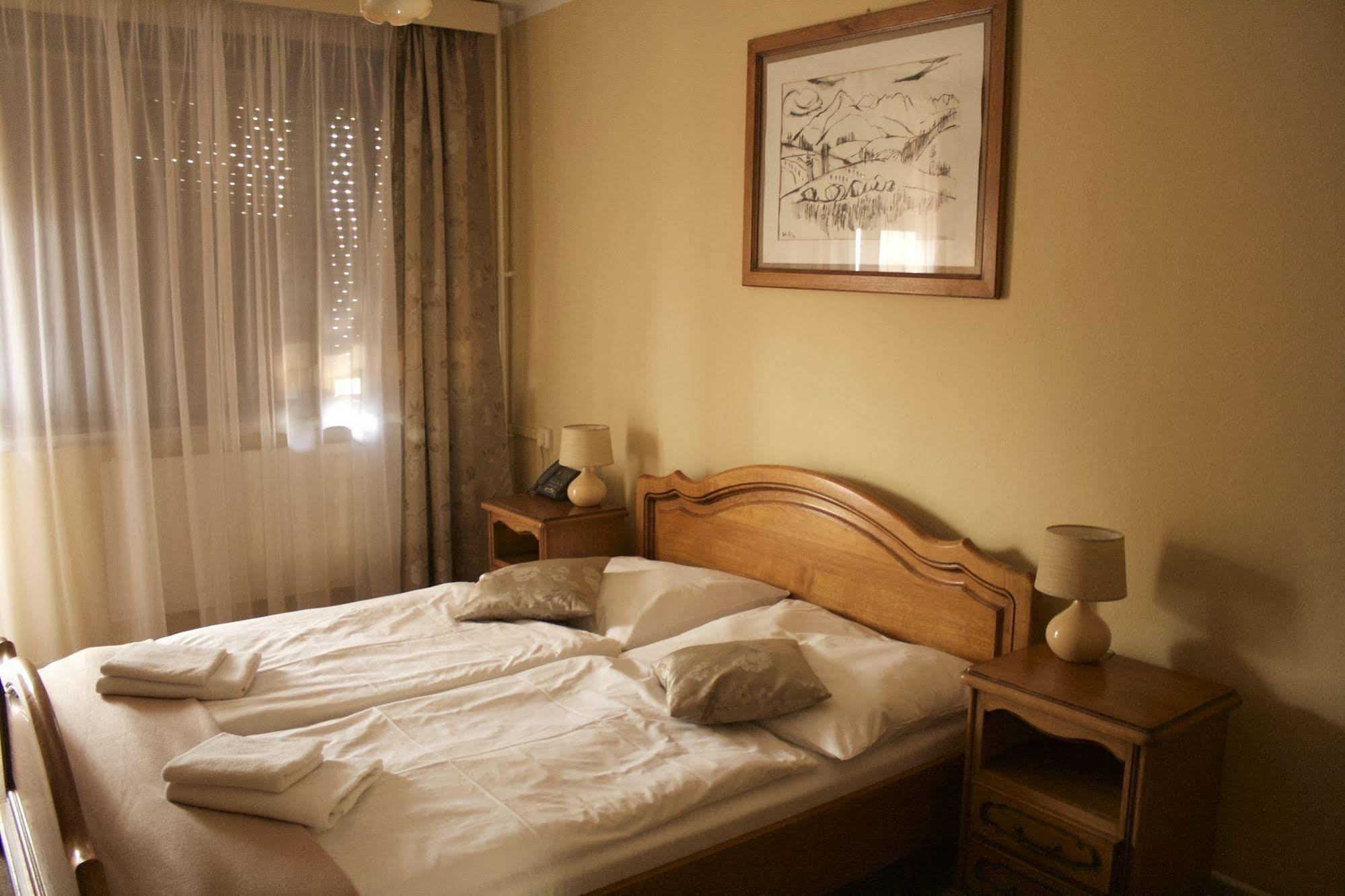 Hotel Satelit Piest'any Esterno foto